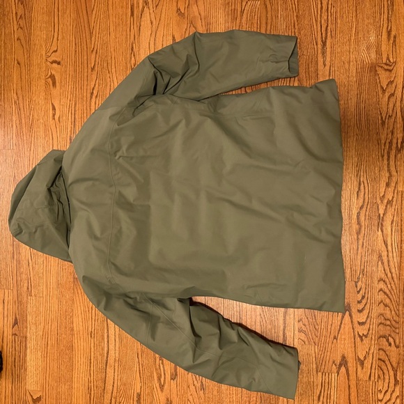 Arc'teryx Men's Olive Raincoat - XXL Gore-Tex - Picture 4 of 4